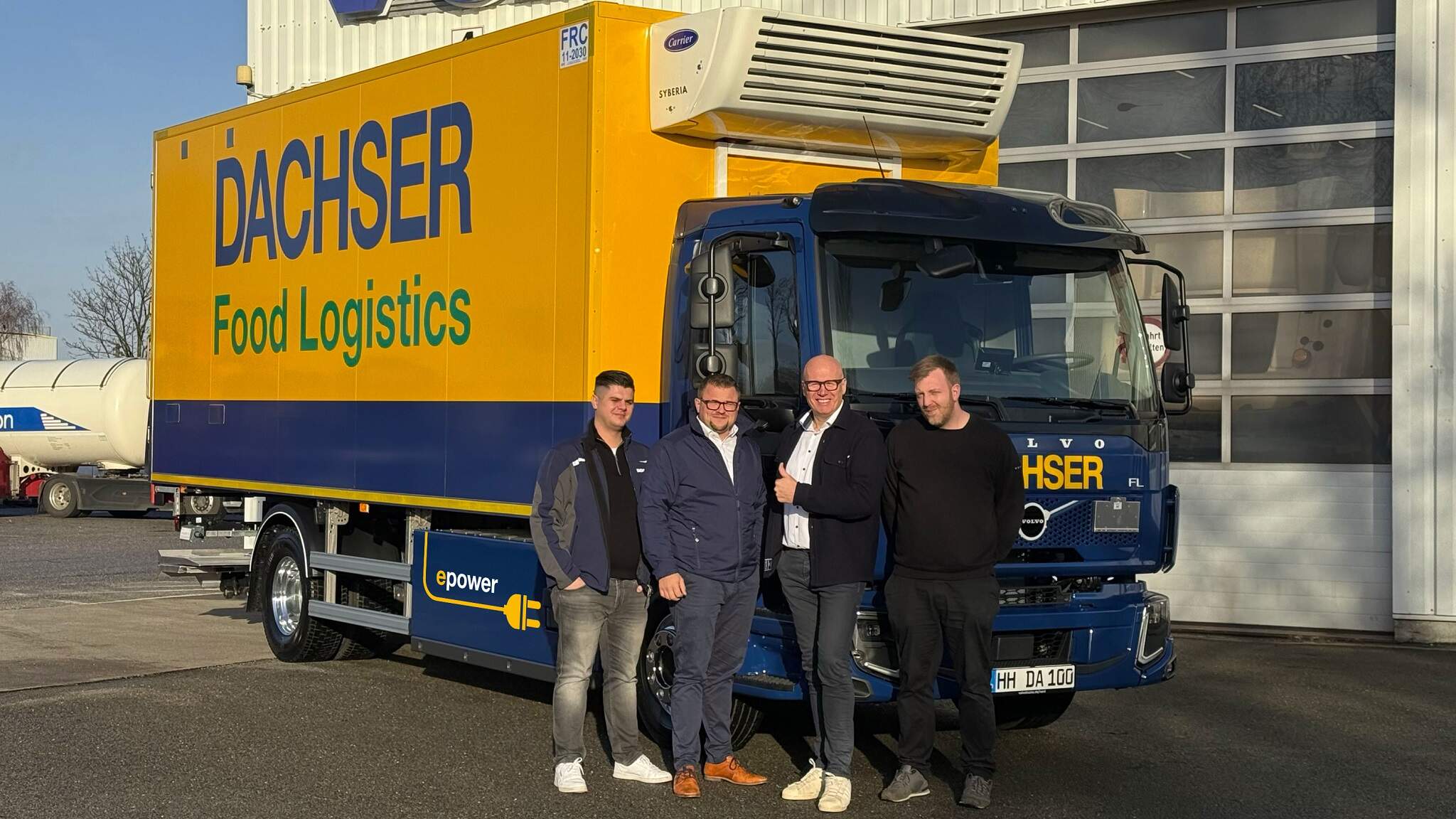 Zleva: Daniel Lewandowski, Team Leader Own Fleet & Delegate z Traffic Manager DACHSER Hamburg; Christoph Kellermann, Operations Manager DACHSER Hamburg; Ralf Hansen, General Manager DACHSER Hamburg; Marcel Osse, Customer Service Consultant z centra nových vozů Volvo Trucks Hamburg
 